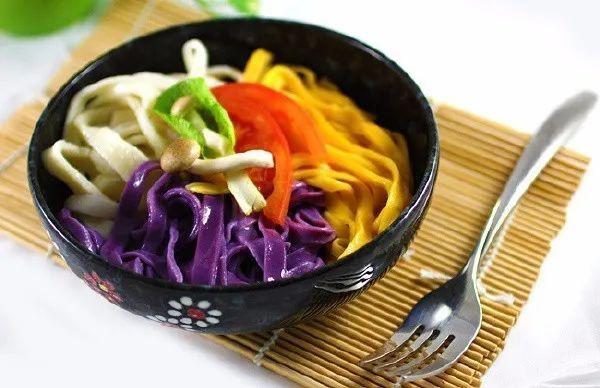 彩虹面条的魅力，色彩斑斓的营养美食