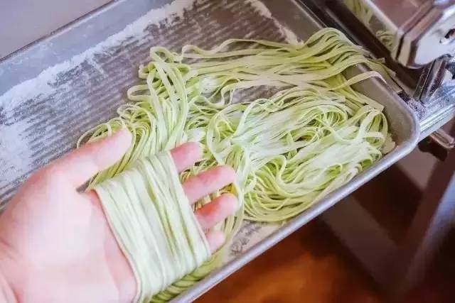彩虹面条的魅力，色彩斑斓的营养美食
