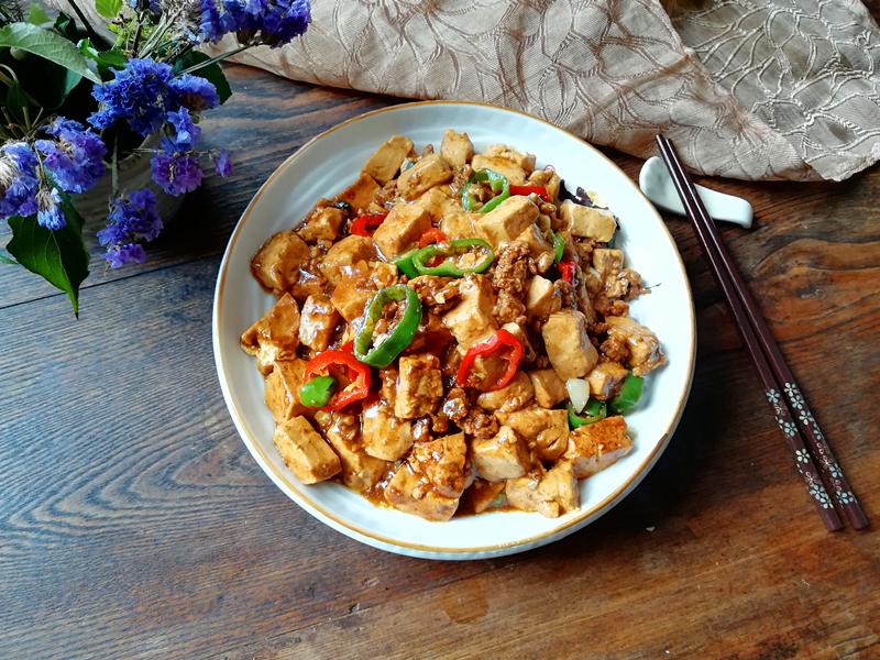 脆肉焖豆腐，家常美食的绝妙搭配与烹饪秘诀
