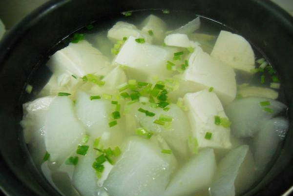 大白萝卜咸豆腐汤，温暖心灵的养生佳品