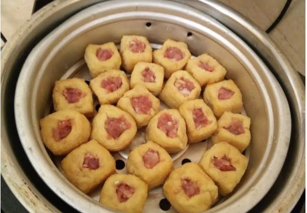 油豆腐塞生糯米的传统美食魅力，做法与功效全解析
