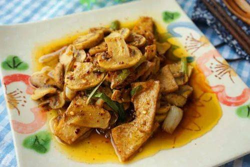 色泽金黄豆腐，家常美食的绝妙做法与营养揭秘