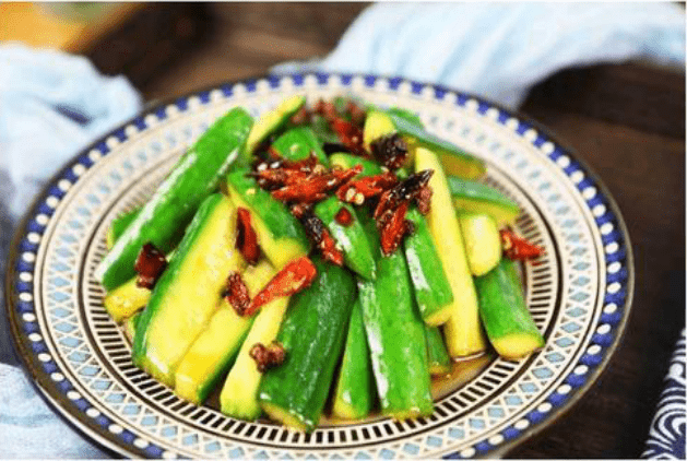 夏日清爽美食，拌洋葱黄瓜豆腐的制作与养生功效