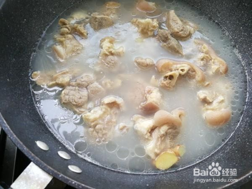 猪蹄炖偶汤，滋补养颜的美食佳品，做法简单又美味