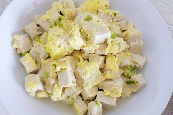 热水豆腐炒鸡蛋，家常美味，营养满分