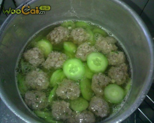 豆腐蚕豆米肉丸汤，温暖家常的美味与营养