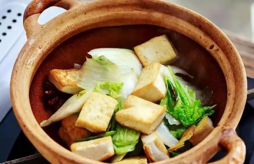 砂锅煮豆腐炖白菜，温暖心灵的美食佳肴