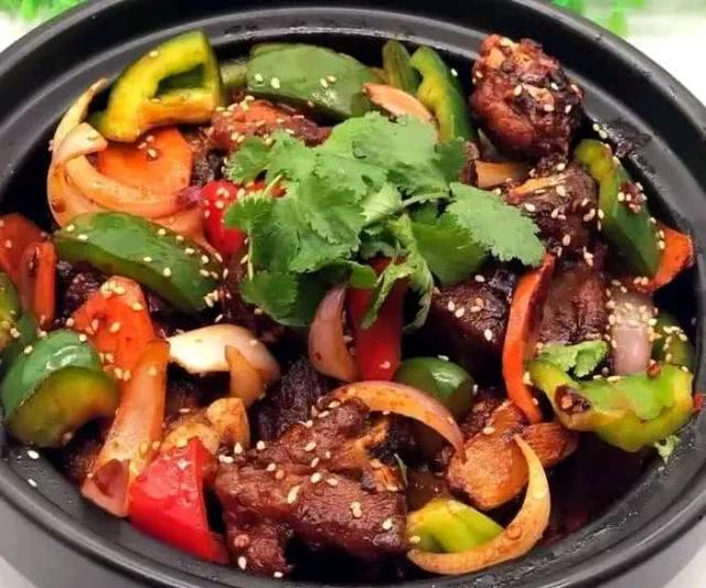 排骨沙锅，冬日里的暖心佳肴，简单做法让你在家也能享受美味