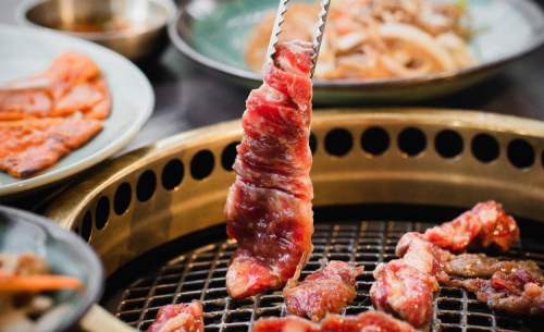 花雕肉的醇香之旅，传统美食的现代魅力