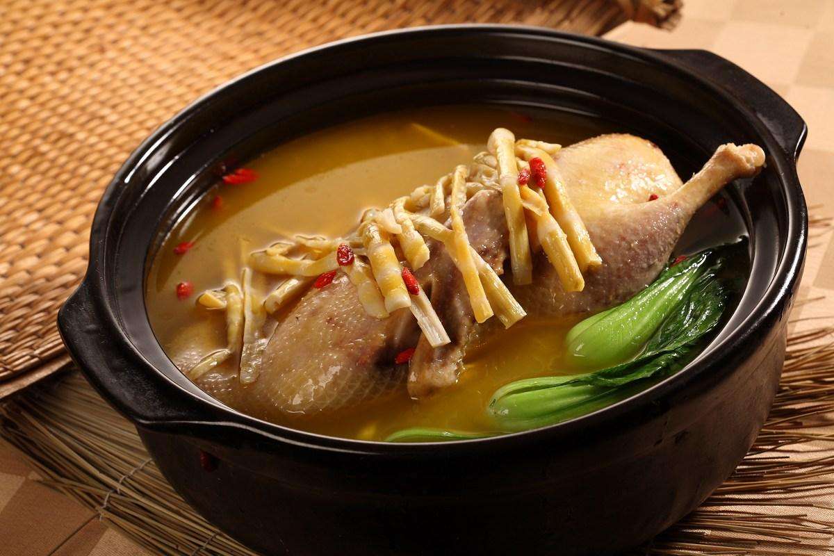 猪粉肠煲汤，滋养身心，温暖每一根味蕾