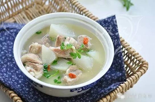 猪粉肠煲汤，滋养身心，温暖每一根味蕾