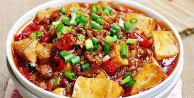 豆腐肉蒜苗，家常美食的鲜美搭配与营养奥秘