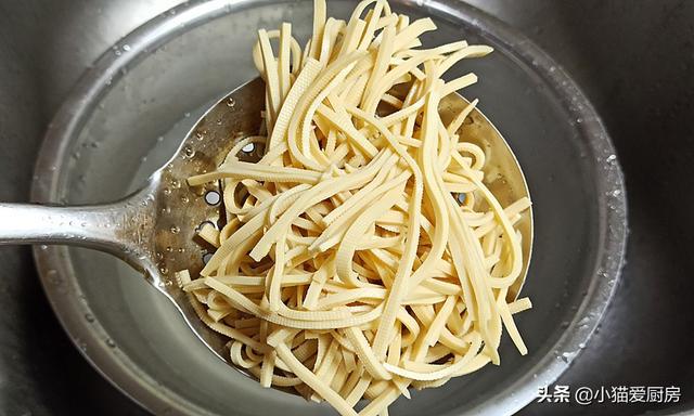 鲈鱼焖豆腐丝，鲜美滋味与营养盛宴的结合
