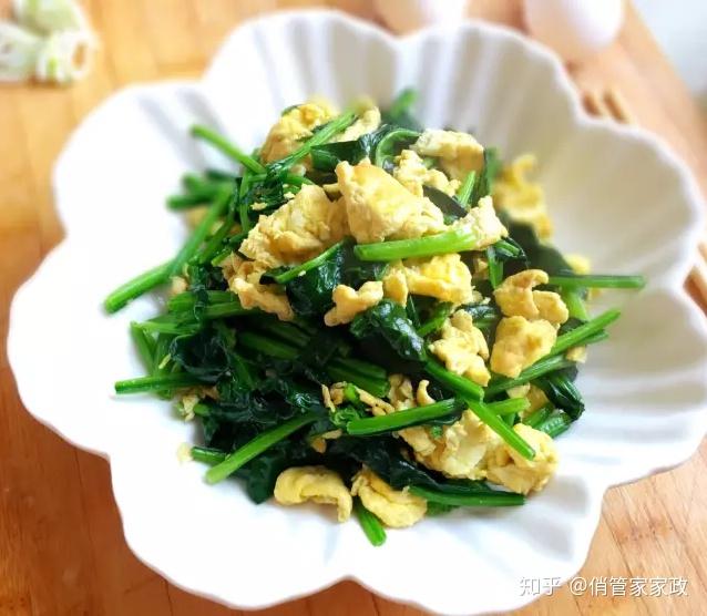 香椿鸡蛋拌菠菜面的做法
