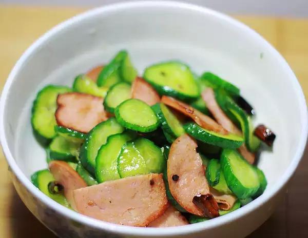 清爽夏日，一道简单的素炒黄瓜片食谱分享