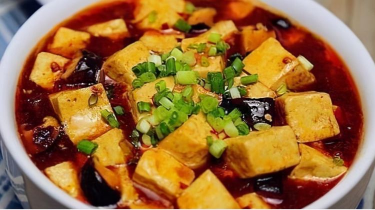 青椒煲仔豆腐，家常美食的温馨滋味