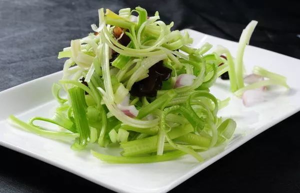 夏日消暑佳品，荆芥菜凉拌豆腐丝的制作与养生功效