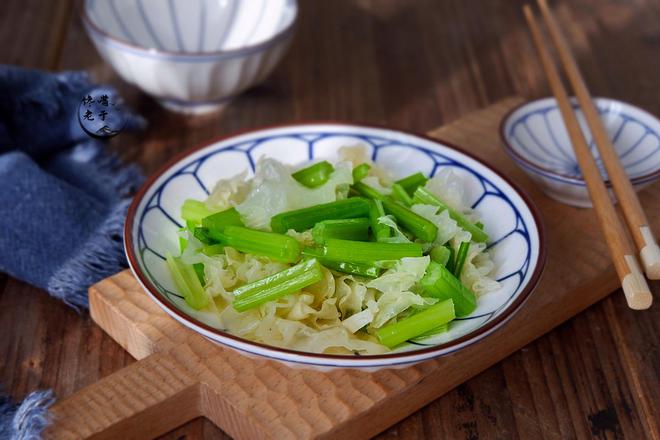 芹菜银耳鸡蛋汤的做法