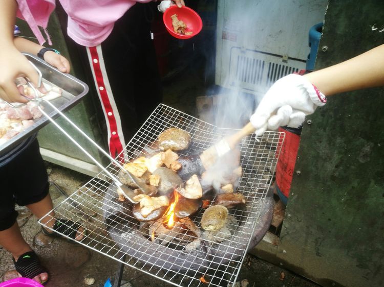 野趣盎然，揭秘野外竹筒饭的制作与美味