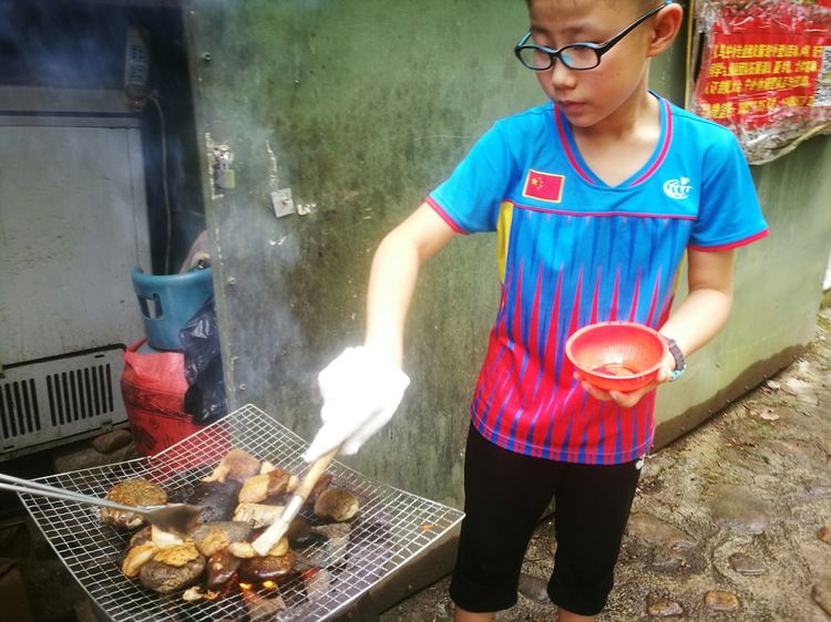 野趣盎然，揭秘野外竹筒饭的制作与美味