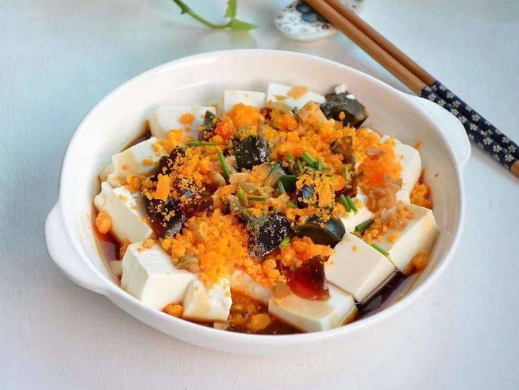 油渣拌豆腐，家常美食的绝妙搭配，美味又营养