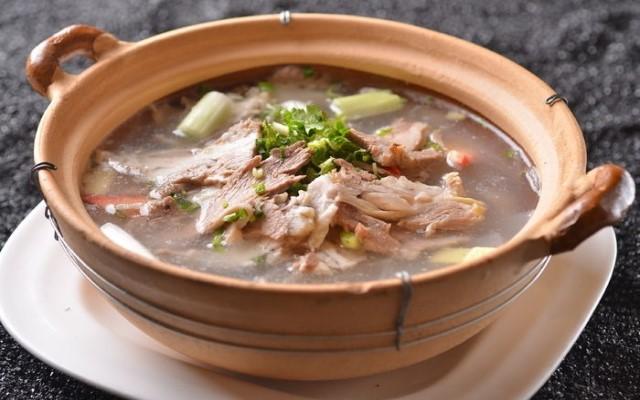 砂锅羊肉炖豆腐，温暖冬日里的美味佳肴