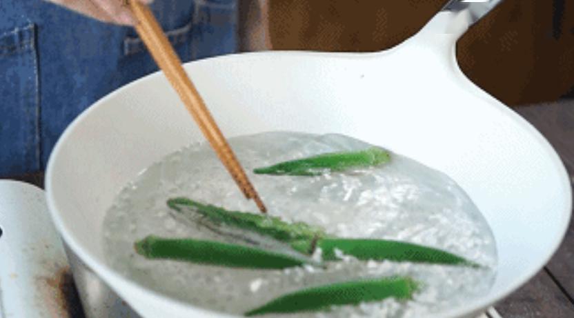 秋葵遇上内酯豆腐，清爽美味又养生——内酯豆腐拌秋葵的制作详解