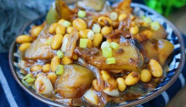 肥肠烧豆腐黄豆，一道醇香四溢的家常美食