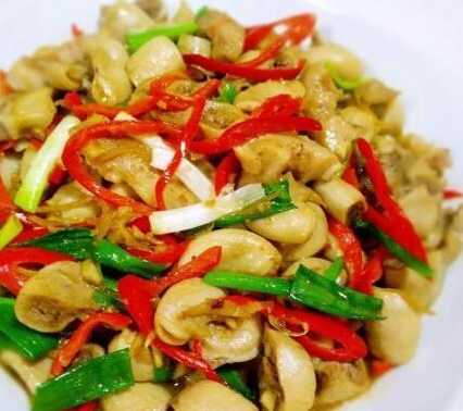 肥肠烧豆腐黄豆，一道醇香四溢的家常美食