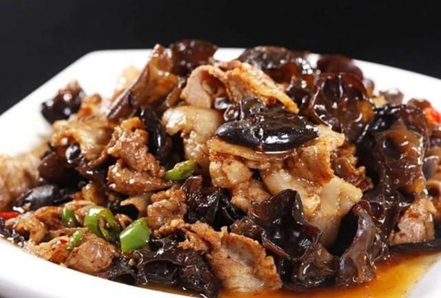尖椒木耳炒肉，家常美味，健康营养一锅出