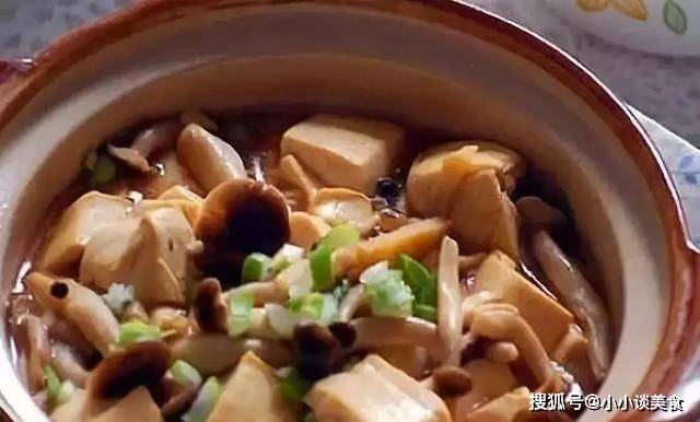 白玉菇豆腐煲，鲜美口感，营养满分，家常美食新选择