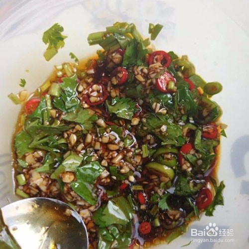 皮蛋肠豆腐家常做法，美味营养一锅端