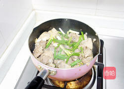 排骨芋头焖电饭煲的做法