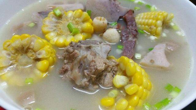 沂水肘子排骨汤的做法