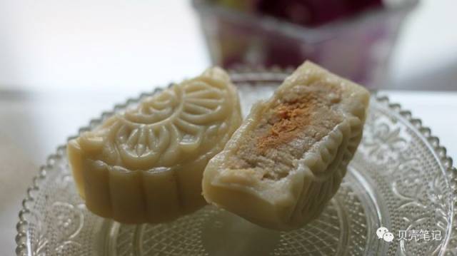 冰皮莲蓉蛋黄月饼，传统与创新的完美融合