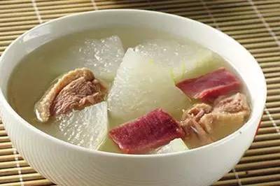 蘑菇红花煲汤的做法