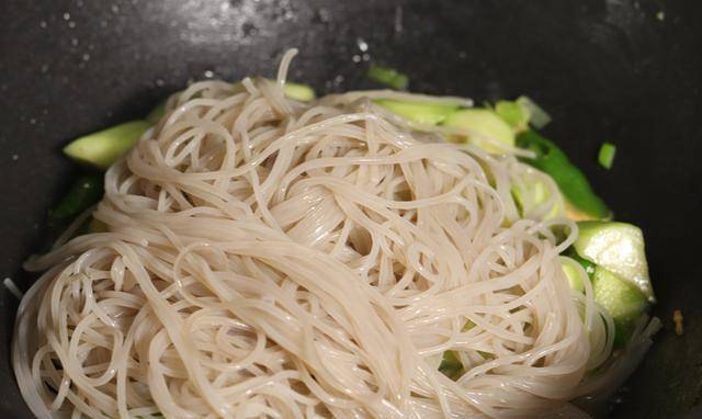 夏日清凉美食，薄荷炒豆腐加鸡蛋，清爽开胃又营养均衡