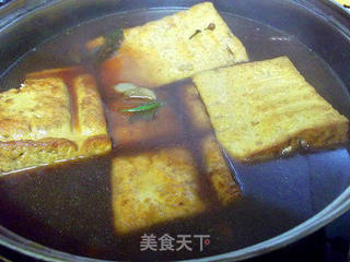 卤菜摊的油豆腐片，家常美食的魅力与做法解析