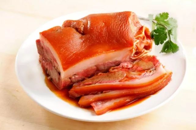 卤菜摊的油豆腐片，家常美食的魅力与做法解析