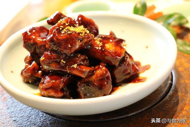 豆腐炖腊排骨，家常美食中的温暖味道
