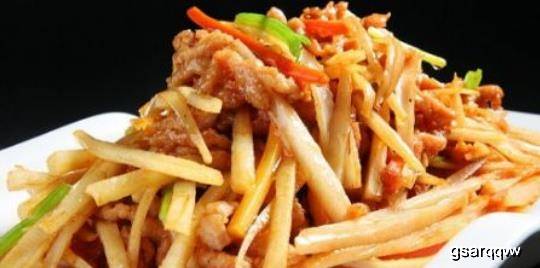 东北黄瓜炸豆腐丝，家常美味，营养又解馋