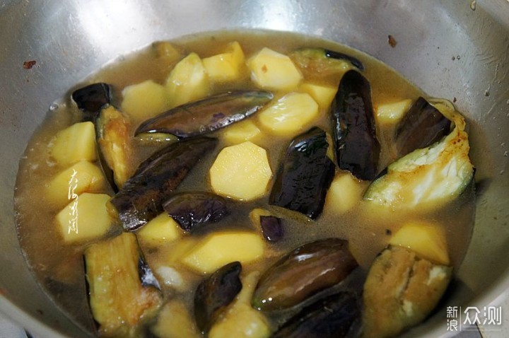 土豆炖茄子的家常美味，滋养身心的一锅好菜