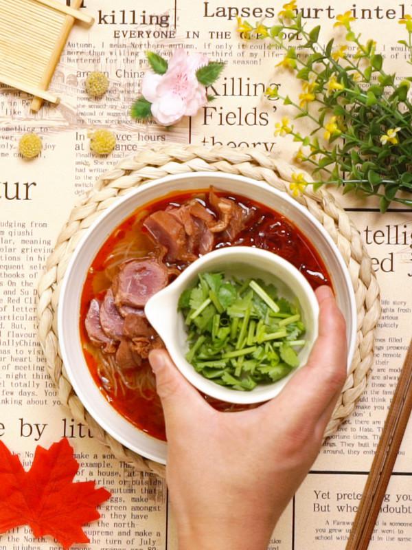 牛肉火锅鸡爪汤的做法