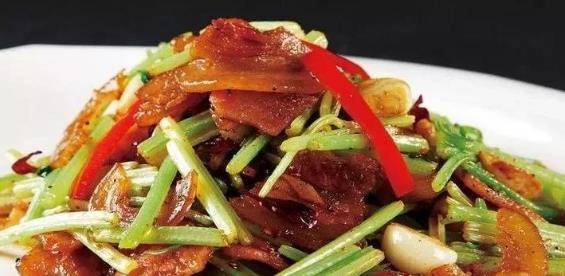 家常美味，土豆腐竹腊肉，传统食材的现代魅力