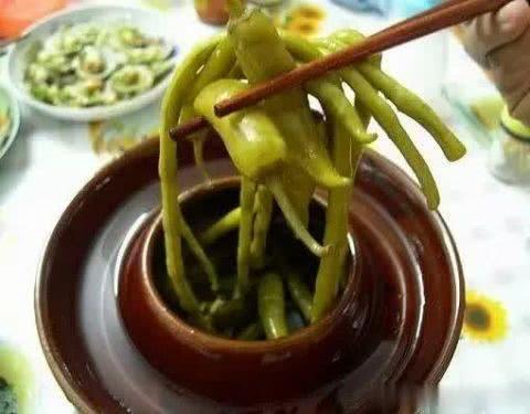 不加水腌酸豆角的秘籍，家常美味，唤醒味蕾新体验