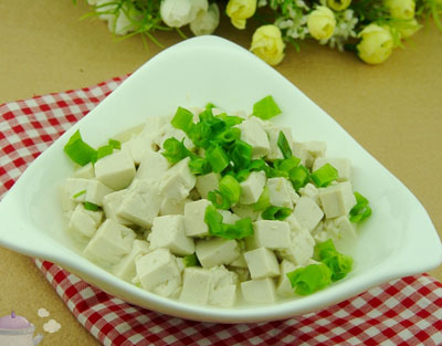 小葱炒豆腐丁，家常美味，营养满分的小炒指南