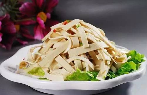 搂豆腐皮，家常美食的别样魅力