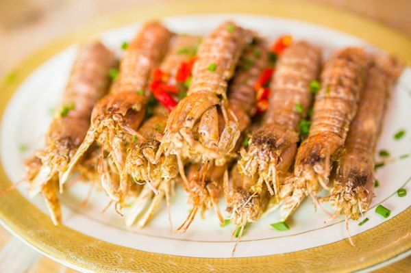 油炸开边虾，香脆诱人的海鲜美食制作指南