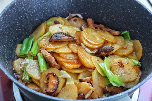 野生蘑菇炒土豆片，大自然的馈赠，家常美食新体验