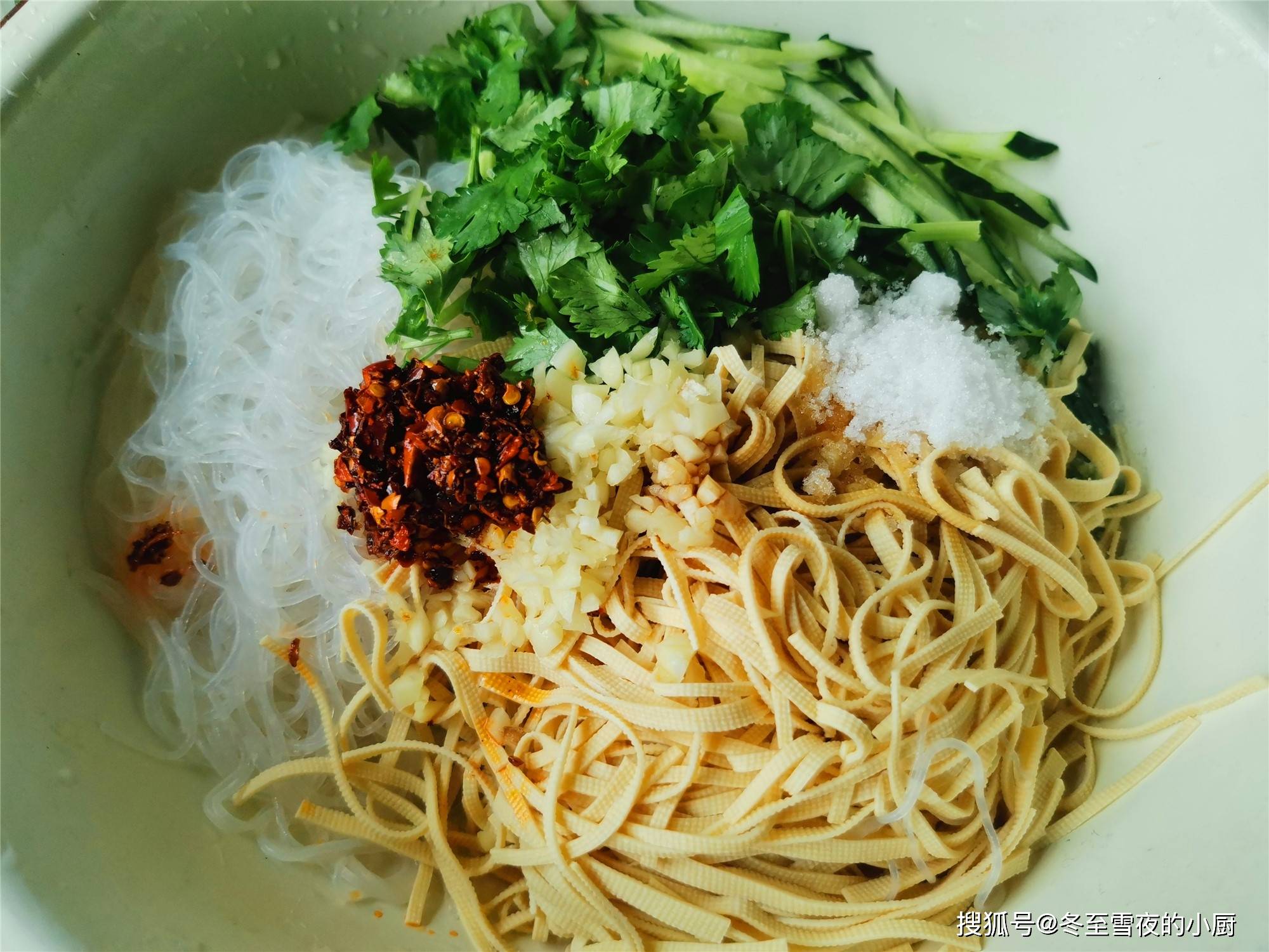 夏日解暑神器——凉拌椒盐豆腐丝的美味与养生